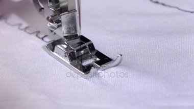 Farklı bir siyah iplik gerginlik ile dikiş. Ağır çekim