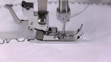 Elektrikli dikiş makinesi siyah iplik dikiş yapar. Ağır çekim