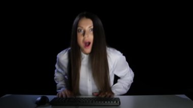 İnternetten online haber duymak için kız memnun