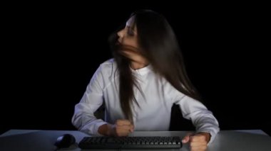 Kadın öfkeli gördüm onun e-posta video gönderdi