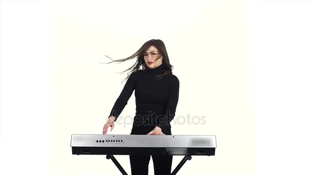 Mujer tocando el piano sosteniendo una mano sobre las teclas — Vídeos de Stock