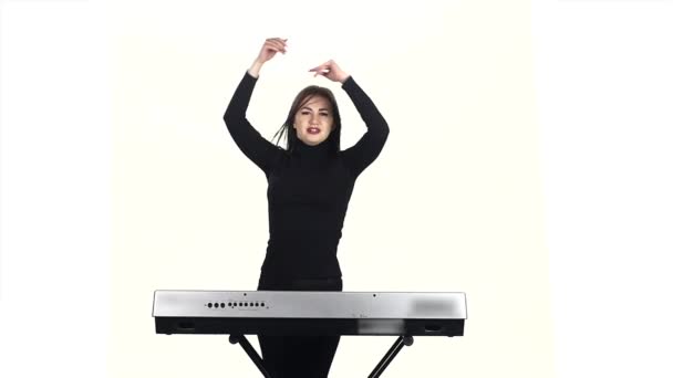 La donna batte le mani sul pianoforte elettronico. Rallentatore — Video Stock