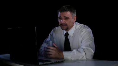 Adam keder ne olduğunu biliyordum. Ağlıyor. Duygular