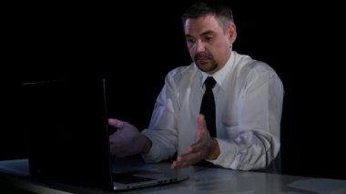 Adam karmaşa içinde laptop Şef ile iletişim kurar