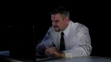 Duygular öfke. Onun laptop öfke içinde oturan bir adam