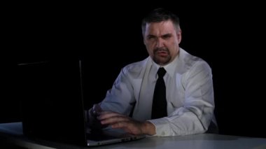 Bir tiksinti bak video dosyası olan adam. Nefretle ifadeler
