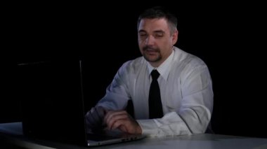 Adam utanarak sohbet online kız ile iletişim kurun. Duygular. Stüdyo