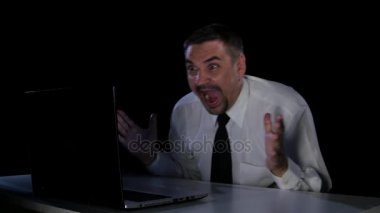 İşadamı içinde belgili tanımlık laptop ne gördüğünü huşu