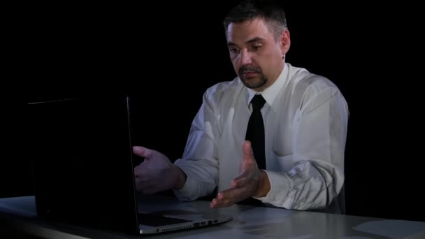 Człowiek w zamieszaniu komunikuje się z szefem na laptopie — Wideo stockowe