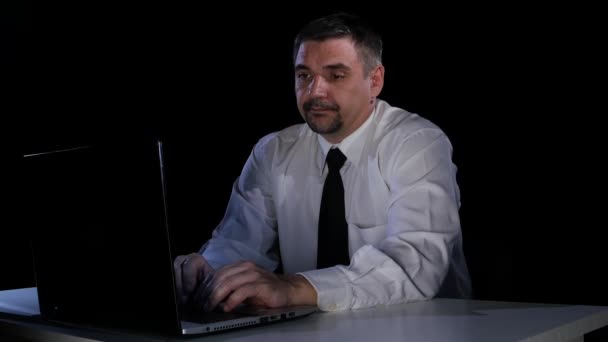 Young man with an air of indifference to the notebook — Stock Video