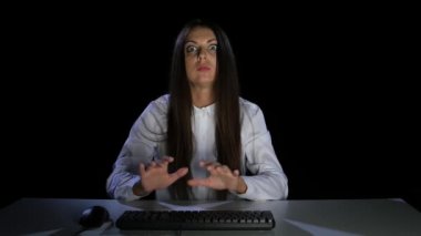 Online film izlerken korku ile kız