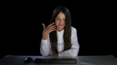 Kız utanarak monitör bilgisayar arıyor. Duygular. Stüdyo