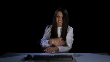 Kadın internet videoları izleyerek bıkkın