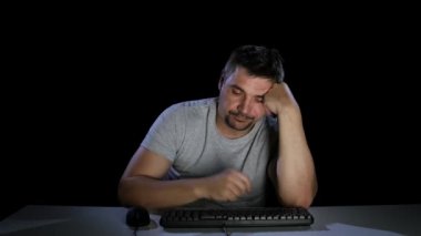 Adam yorgun ve önünde bir bilgisayar monitörü uykuya daldı