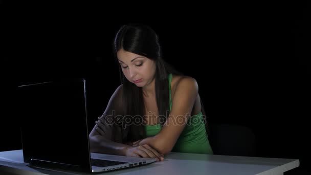 Young woman tired of working at a laptop, yawning — Stock Video