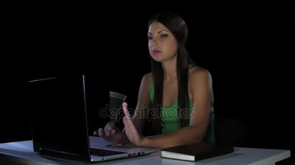 Meisje met spanning wacht op een antwoord aan de e-mail in laptop — Stockvideo