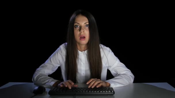 Genç kız bilgisayar ekran bakmak korkunç bir şey — Stok video