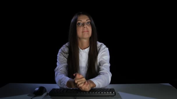 Affärskvinna med spänning väntar på svar från hans samtalspartner — Stockvideo