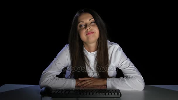 Meisje was moe, bijna in slaap achter een computer — Stockvideo