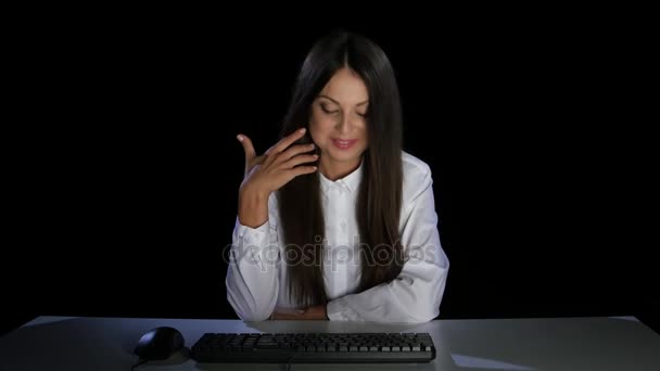 Una chica tímidamente mirando la computadora del monitor. Emociones. Estudio — Vídeo de stock