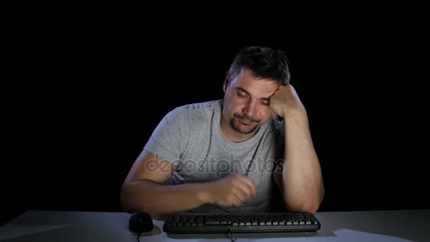 Человек устал и заснул перед монитором компьютера — стоковое видео