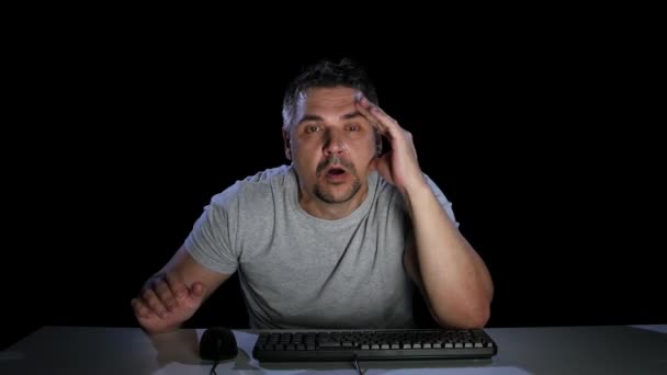 Homme surpris regardant tristes nouvelles sur Internet. Émotions de surprise — Video