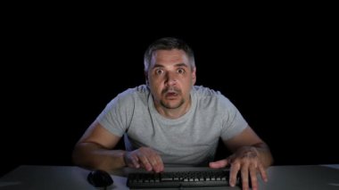Online film izlemekten korkan bir adam. Stüdyo
