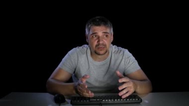 Monitörde gördüm ile hayal kırıklığına uğramış adam