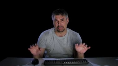 Adam iğrenç internetten indirilen dosyayı göster