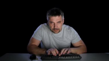 Online alışveriş indirimlerle ilgilenen bir adam. Duygular. Stüdyo