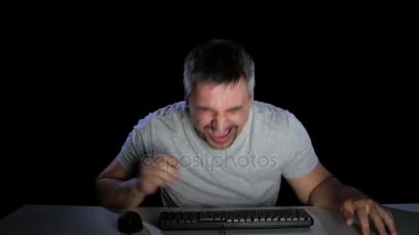 İnternette online video izleme gelen adam gülüyor