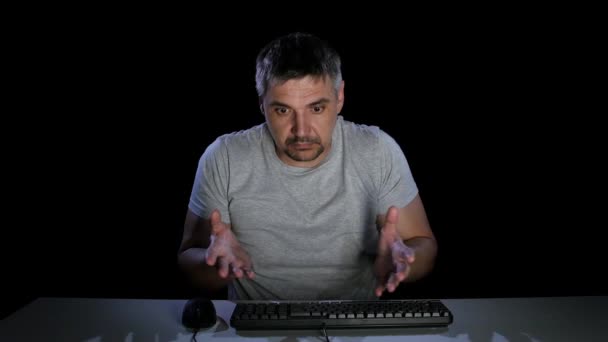 El hombre siente las emociones de perplejidad que se comunican en Internet — Vídeo de stock