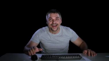 Adam mutlu haber online görüntüleyerek sürpriz. Sürpriz duyguların