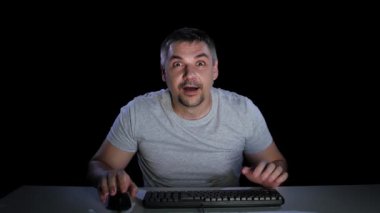 Adam bilgisayar monitörü ne gördüğünü mutlu sürpriz