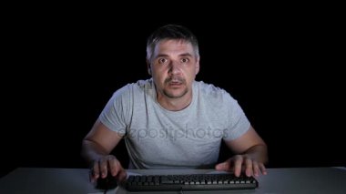 Online film izlemekten korkan bir adam. Duygular korku. Stüdyo