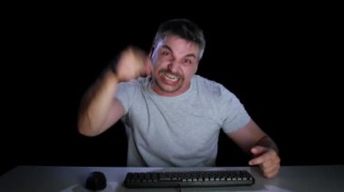 Adam bir öfke içinde birisi bir bilgisayar monitörü gösterir