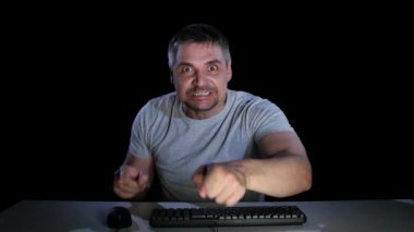 Adam sohbet bir meslektaşı ile konuşmaya gelen bir öfke
