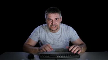Adam öfkeyle patronu için e-posta yazma