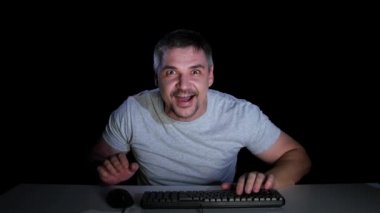 Online oyun oynamak bir tutku olan adam. Stüdyo. Duygular