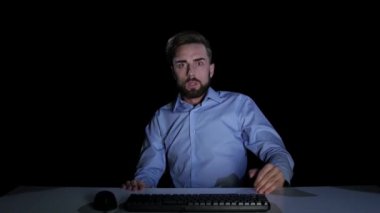 Online film izlemekten korkan bir adam. Duygular korku. Stüdyo