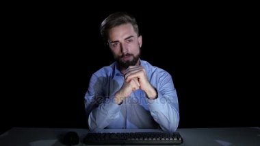 Adam ağlıyor ve e-postaların okunması acı çekiyor. Duygular. Stüdyo