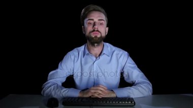 Adam yas tutar, e-posta mektubu okuyarak ağlamaktadır. Stüdyo