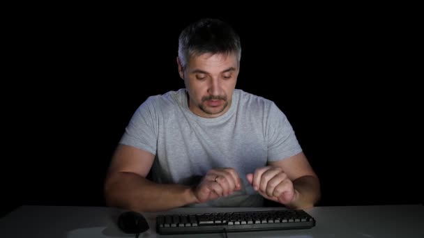 Mann macht sich Sorgen nach dem, was er auf dem Monitor sah — Stockvideo