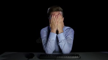 Genç adam online bulunan zevk duygular hisseder