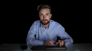 Bir bilgisayar monitörü heyecanla görünümlü adam. Stüdyo