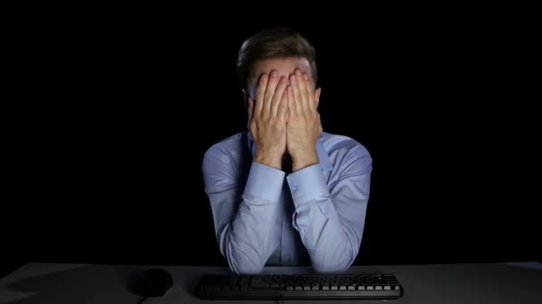 Jovem sente as emoções do deleite do que encontrado online — Vídeo de Stock