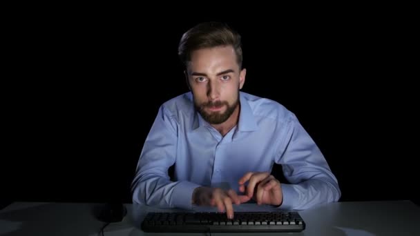 Homem com um animado reescrito no bate-papo online. Estúdio escuro — Vídeo de Stock