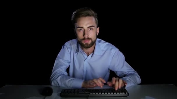 Un hombre con una mirada excitada a un monitor de computadora. Estudio — Vídeos de Stock