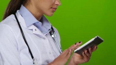 Tablet PC'nizde çalışma Beyaz önlük tıbbi işçi