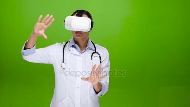 Visualización de archivos médicos con gafas de realidad virtual — Vídeos de Stock